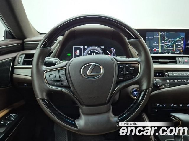 Lexus ES 2019 — photo 8