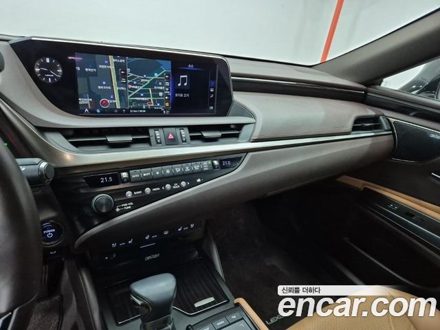 Lexus ES 2019 — photo 9