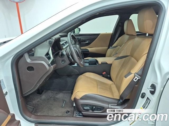 Lexus ES 2019 — photo 10