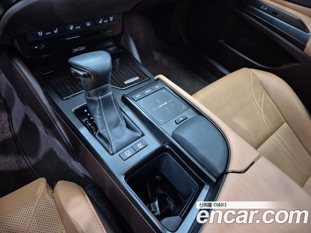 Lexus ES 2019 — photo 13