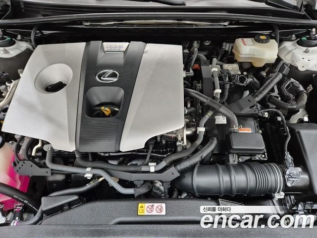 Lexus ES 2019 — photo 17