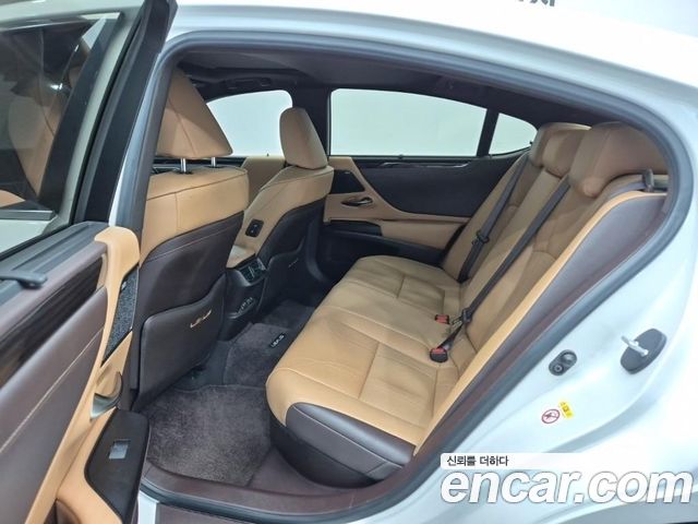 Lexus ES 2019 — photo 18
