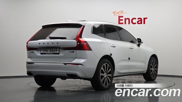 Volvo XC60 2018 — photo 2