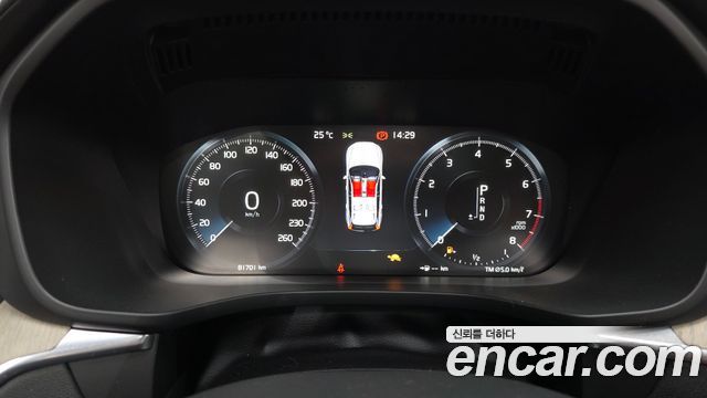 Volvo XC60 2018 — photo 11
