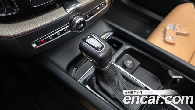 Volvo XC60 2018 — photo 12