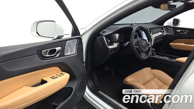Volvo XC60 2018 — photo 13