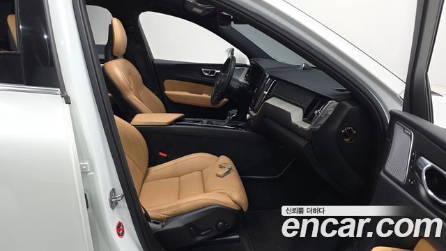 Volvo XC60 2018 — photo 17