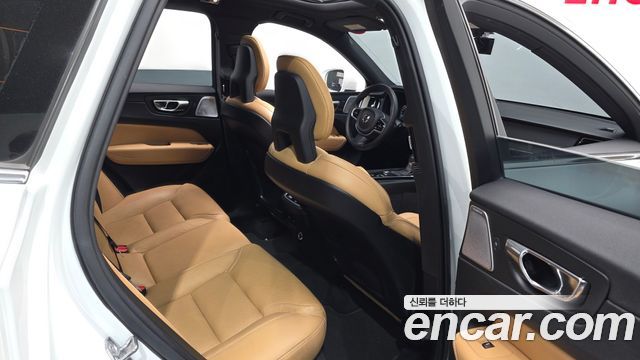 Volvo XC60 2018 — photo 18