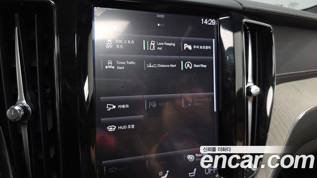 Volvo XC60 2018 — photo 24