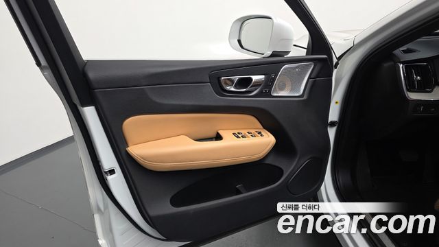 Volvo XC60 2018 — photo 14