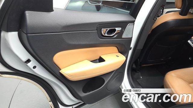 Volvo XC60 2018 — photo 15