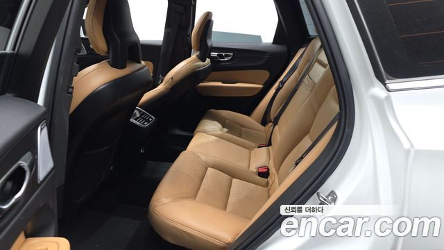 Volvo XC60 2018 — photo 16