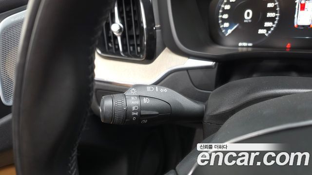 Volvo XC60 2018 — photo 27