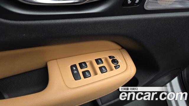 Volvo XC60 2018 — photo 28