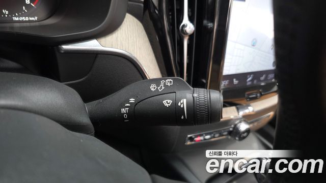 Volvo XC60 2018 — photo 29