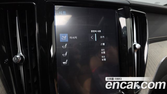 Volvo XC60 2018 — photo 30