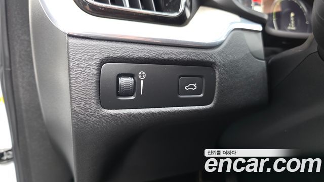 Volvo XC60 2018 — photo 31