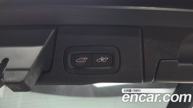 Volvo XC60 2018 — photo 32