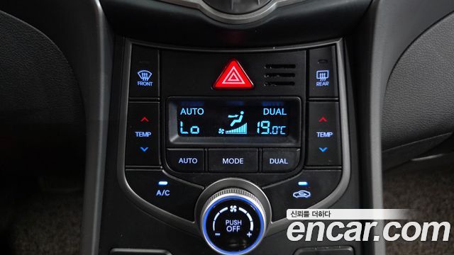 Hyundai AVANTE 2014 — photo 17