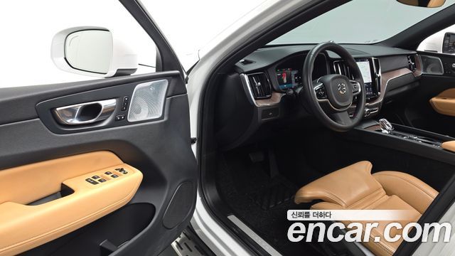 Volvo XC60 2023 — photo 13