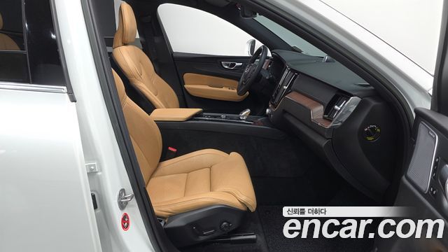 Volvo XC60 2023 — photo 17