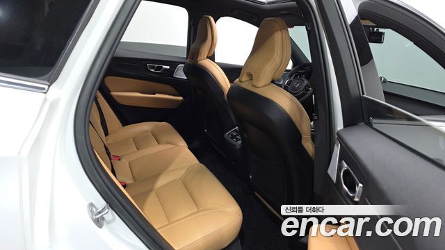 Volvo XC60 2023 — photo 18