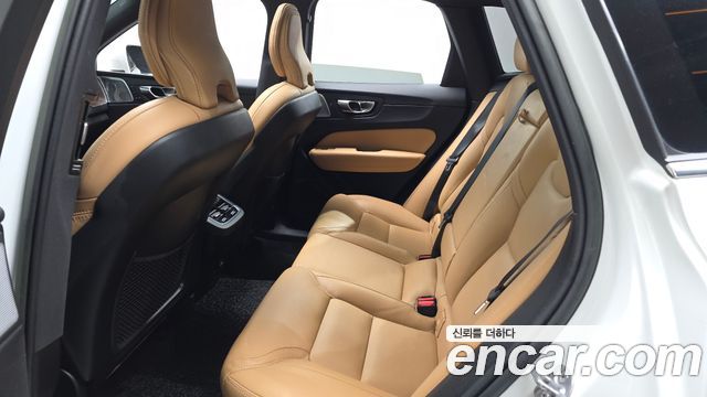 Volvo XC60 2023 — photo 16