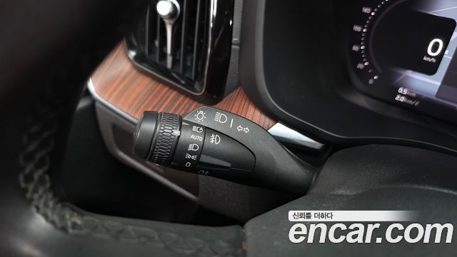 Volvo XC60 2023 — photo 27