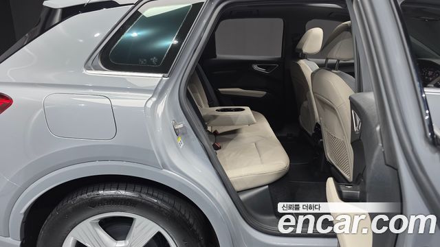 Audi Q4 e-tron 2023 — photo 17