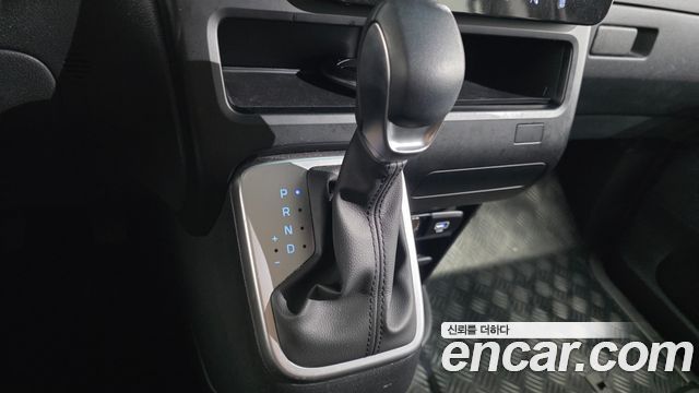 Hyundai Staria 2025 — photo 9