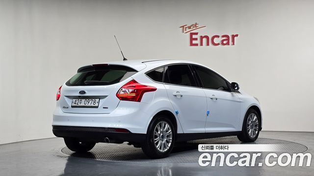 Ford Focus 2015 — photo 2