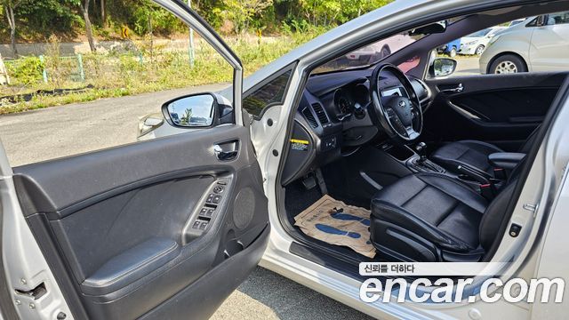 Kia K3 2015 — photo 10