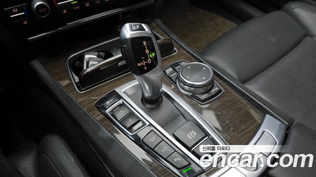 BMW 7-Series 2015 — photo 9