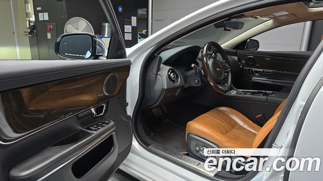 Jaguar XJ 2018 — photo 13