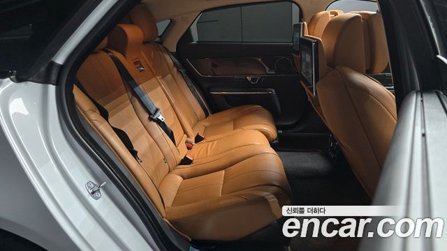 Jaguar XJ 2018 — photo 17