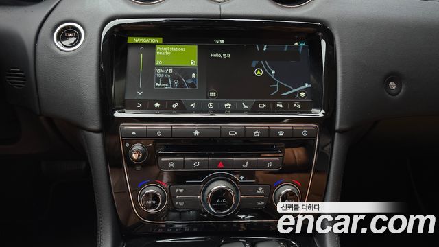 Jaguar XJ 2018 — photo 22