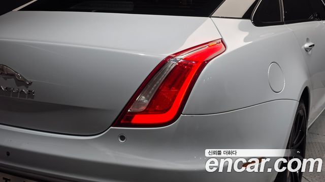 Jaguar XJ 2018 — photo 9