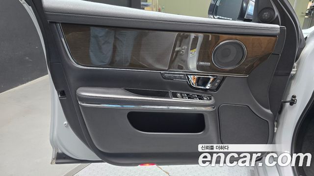 Jaguar XJ 2018 — photo 14