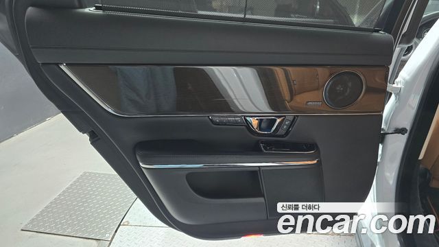 Jaguar XJ 2018 — photo 15