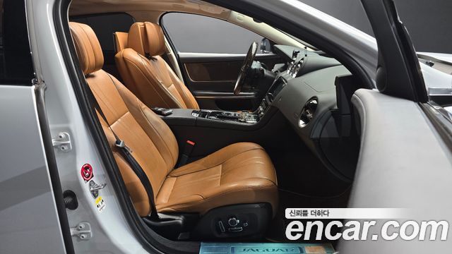 Jaguar XJ 2018 — photo 16
