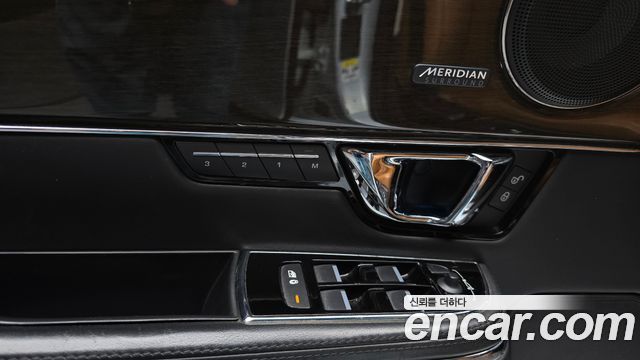 Jaguar XJ 2018 — photo 29