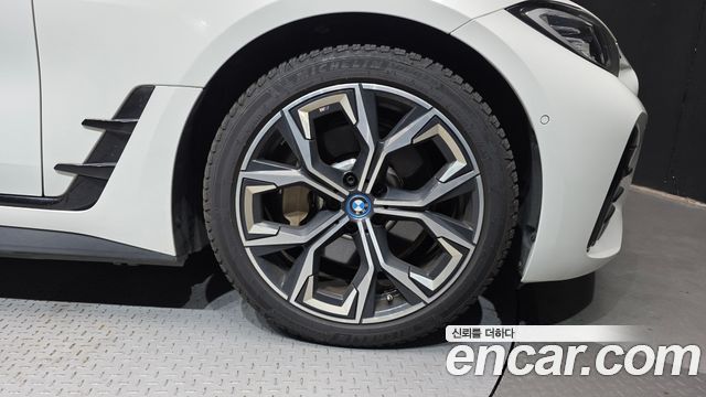 BMW i4 2022 — photo 7