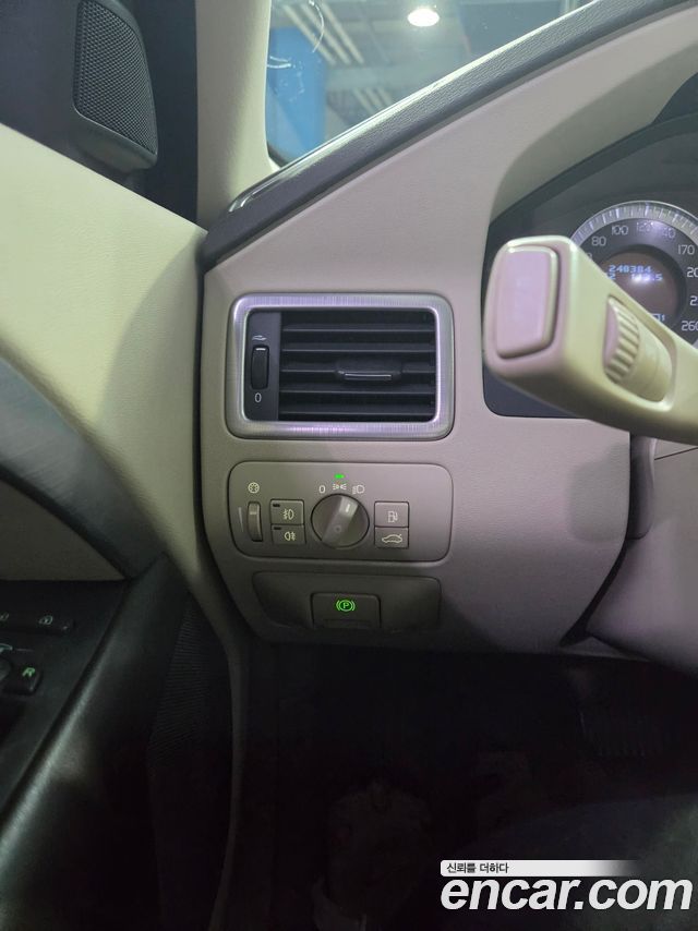 Volvo XC70 2011 — photo 10