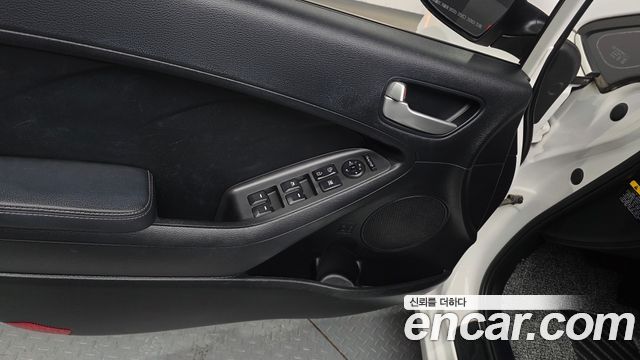 Kia K3 2015 — photo 19