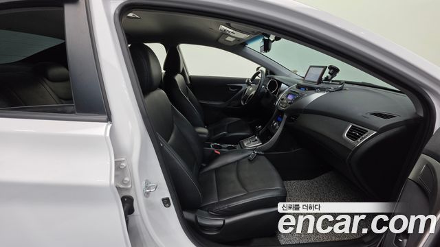 Hyundai AVANTE 2013 — photo 13