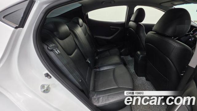 Hyundai AVANTE 2013 — photo 31