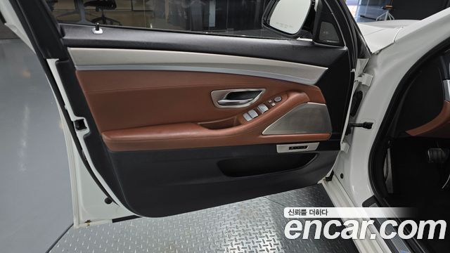 BMW 5-Series 2015 — photo 14