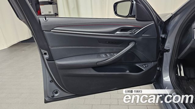 BMW 5-Series 2023 — photo 14
