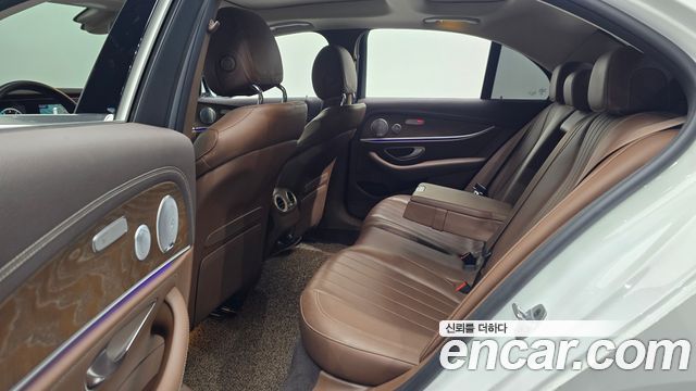 Mercedes-Benz E-Class 2019 — photo 12