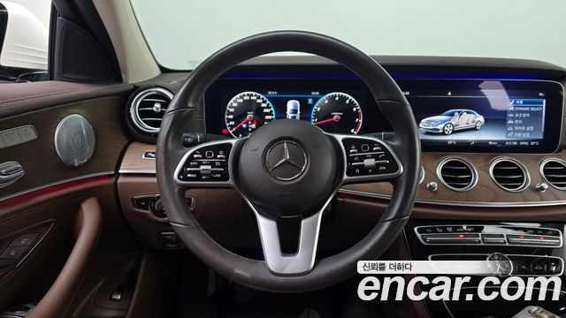 Mercedes-Benz E-Class 2019 — photo 13